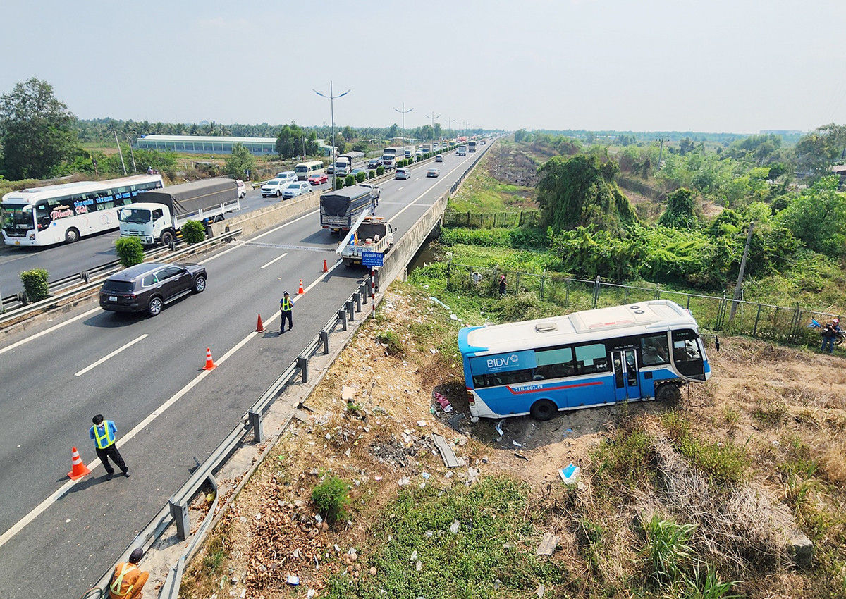 Xe khách 29 chỗ lật trên cao tốc TP.HCM - Trung Lương, nhiều người bị thương-1