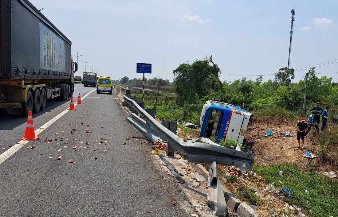Xe khách 29 chỗ lật trên cao tốc TP.HCM - Trung Lương, nhiều người bị thương-3
