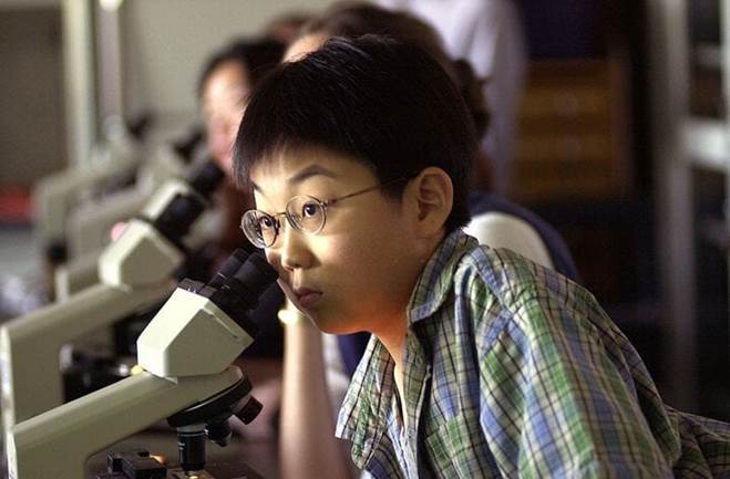 Thần đồng 13 tuổi đỗ trường y, 21 tuổi nhận bằng bác sĩ giờ ra sao?-1