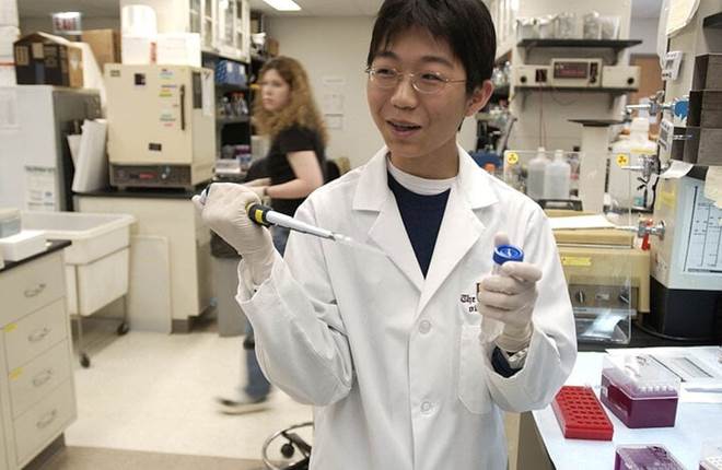 Thần đồng 13 tuổi đỗ trường y, 21 tuổi nhận bằng bác sĩ giờ ra sao?-2