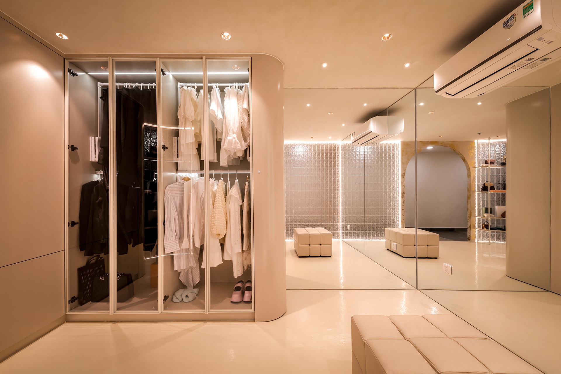 Nữ chủ nhà ở TPHCM chi tiền tỷ dát vàng, làm mới căn hộ 155m2-8