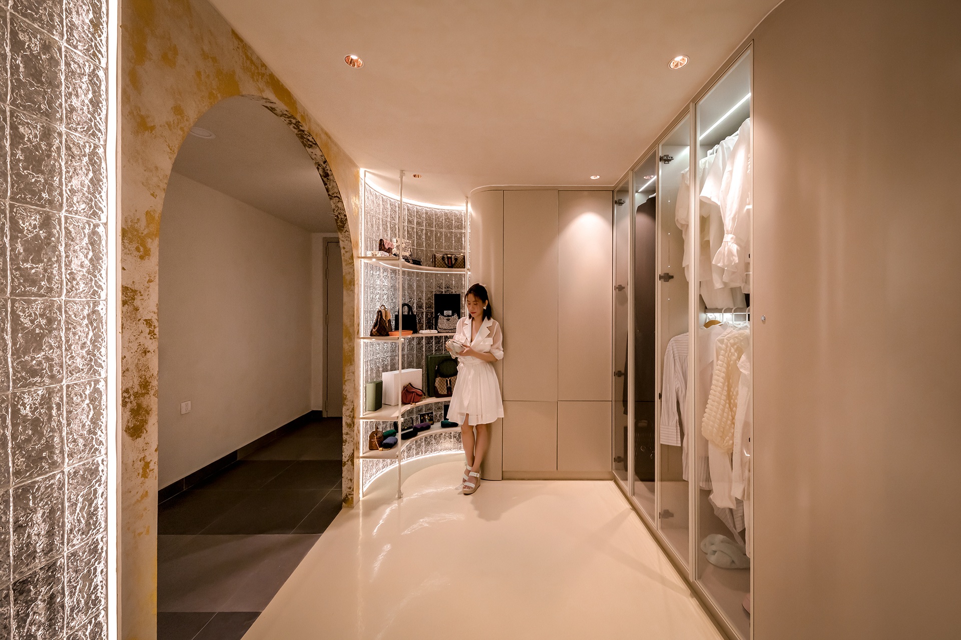 Nữ chủ nhà ở TPHCM chi tiền tỷ dát vàng, làm mới căn hộ 155m2-9