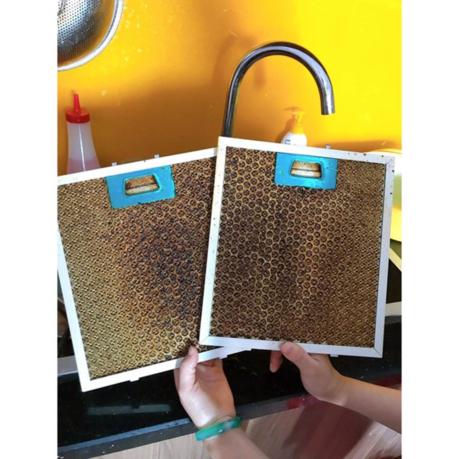 Thấy bếp có mùi lạ, gia chủ kiểm tra mới biết xuất phát từ 1 thứ: Cả năm không được vệ sinh bao giờ!-2