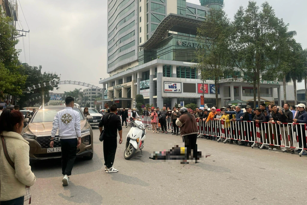 Bất cẩn khi mở cửa ô tô, một người đi xe máy tử vong-1