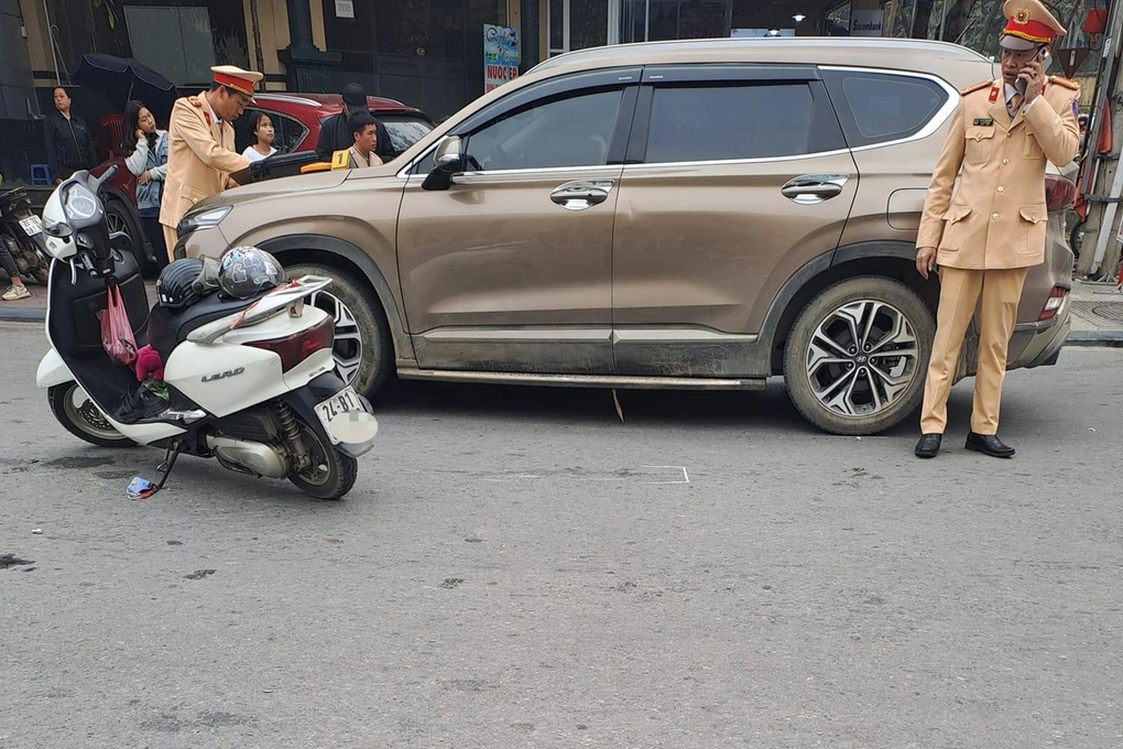 Bất cẩn khi mở cửa ô tô, một người đi xe máy tử vong-2