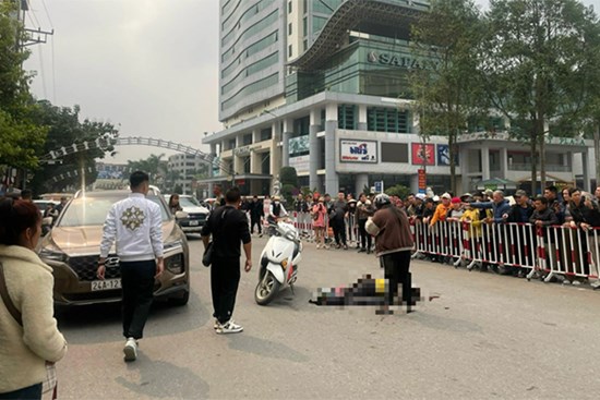 Bất cẩn khi mở cửa ô tô, một người đi xe máy tử vong