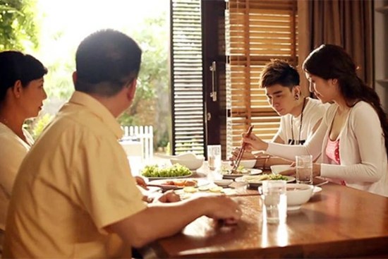 Trong bữa cơm, tôi góp ý một câu ngờ đâu bị đuổi cút khỏi nhà vì tội 