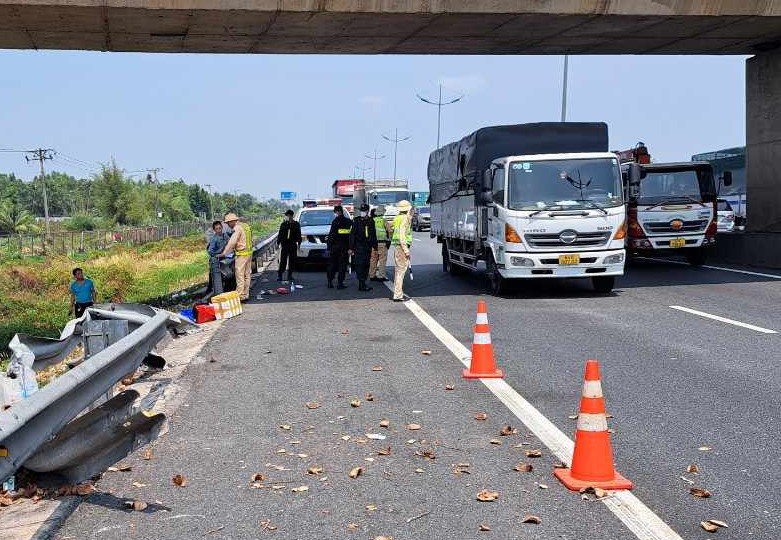 Xe khách 29 chỗ lật trên cao tốc TP.HCM - Trung Lương-2