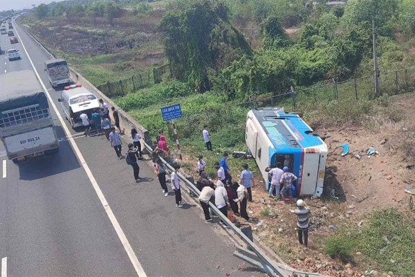 Hiện trường vụ tai nạn trên cao tốc TP.HCM - Trung Lương: Người bị thương dìu nhau ra khỏi xe khách-7
