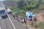 Hiện trường vụ tai nạn trên cao tốc TP.HCM - Trung Lương: Người bị thương dìu nhau ra khỏi xe khách-7