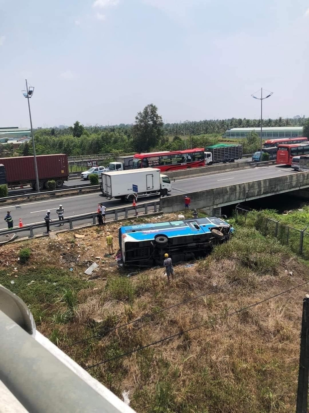 Hiện trường vụ tai nạn trên cao tốc TP.HCM - Trung Lương: Người bị thương dìu nhau ra khỏi xe khách-1