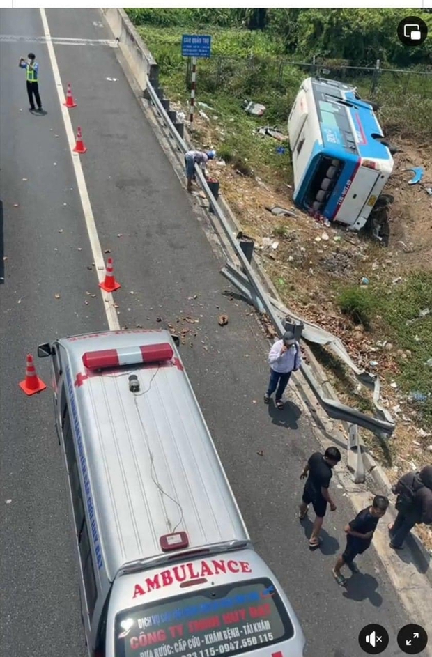 Hiện trường vụ tai nạn trên cao tốc TP.HCM - Trung Lương: Người bị thương dìu nhau ra khỏi xe khách-2