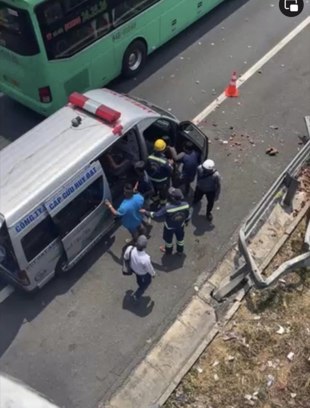 Hiện trường vụ tai nạn trên cao tốc TP.HCM - Trung Lương: Người bị thương dìu nhau ra khỏi xe khách-3