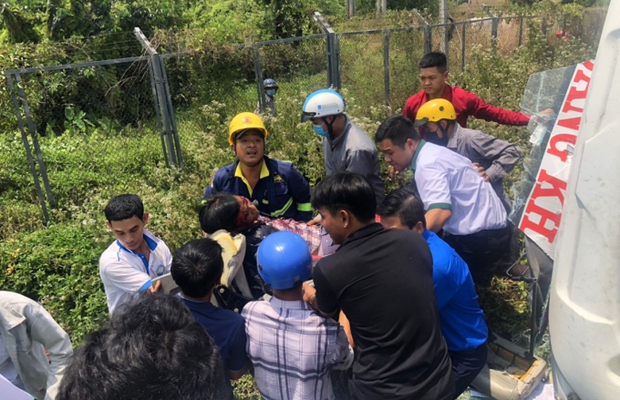 Hiện trường vụ tai nạn trên cao tốc TP.HCM - Trung Lương: Người bị thương dìu nhau ra khỏi xe khách-4