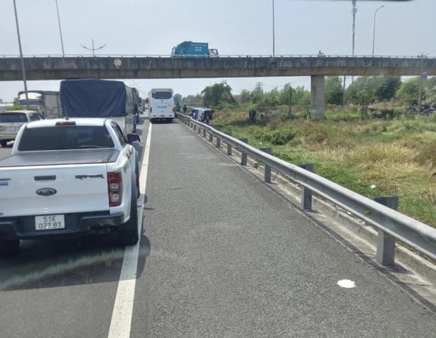 Hiện trường vụ tai nạn trên cao tốc TP.HCM - Trung Lương: Người bị thương dìu nhau ra khỏi xe khách-5