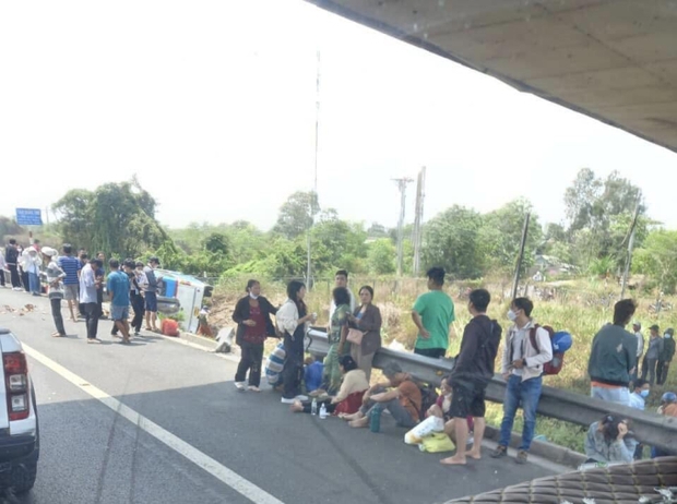 Hiện trường vụ tai nạn trên cao tốc TP.HCM - Trung Lương: Người bị thương dìu nhau ra khỏi xe khách-6