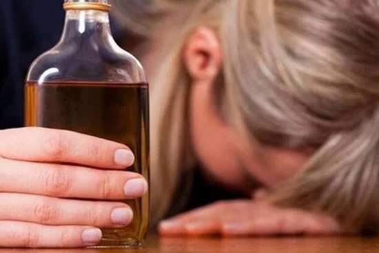 Nữ giáo viên mầm non phải nhập viện tâm thần vì nghiện rượu