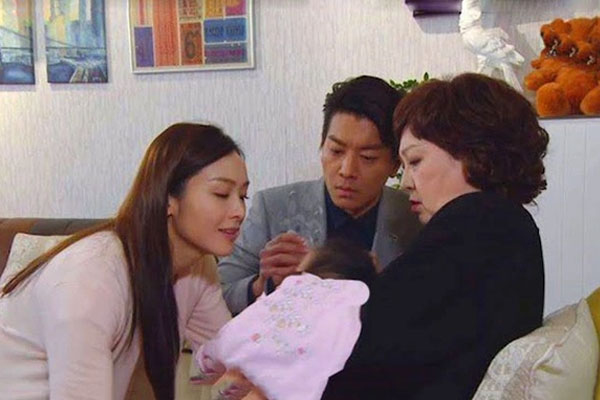 Gọi tôi về nhà ngoại ở cữ, vừa tròn tháng, mẹ đã nói một câu khiến vợ chồng tôi lục đục cãi nhau-1