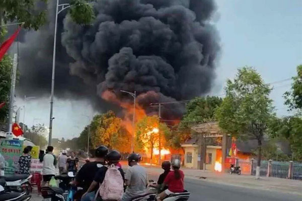 Khói lửa bốc lên ngùn ngụt trong trụ sở công an huyện ở Bình Thuận-1