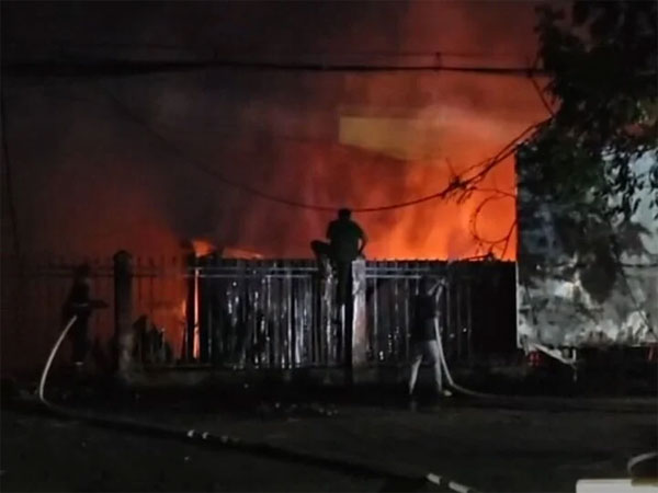 Khói lửa bốc lên ngùn ngụt trong trụ sở công an huyện ở Bình Thuận-3