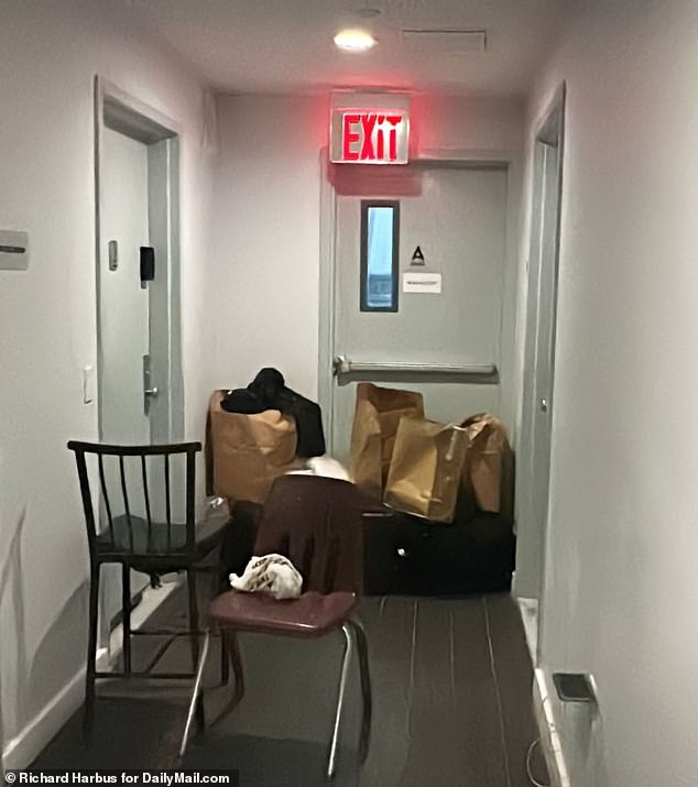 Nghe tiếng hét thất thanh lúc 1h sáng, hàng xóm báo cảnh sát phát hiện thảm án kinh hoàng, camera ghi lại cảnh nghi phạm ngụy trang gây sốc-5