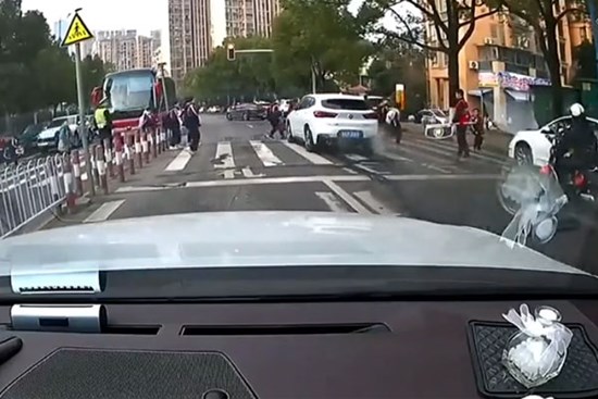 Clip: Nữ tài xế lái BMW vượt đèn đỏ, tông trúng nhiều người đi bộ