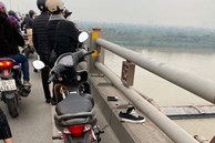 Nghi vấn nam thanh niên 21 tuổi nhảy cầu Thanh Trì, nhói lòng nhìn xe máy, giày để lại trên thành cầu