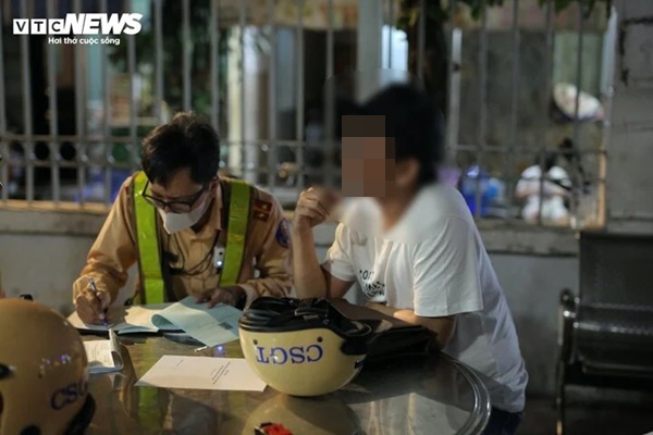 Vi phạm nồng độ cồn, tài xế gọi điện đề nghị bạn nhậu chia tiền nộp phạt-1