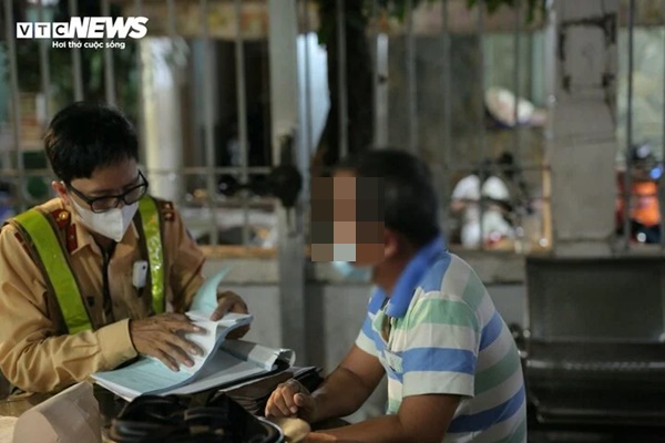 Vi phạm nồng độ cồn, tài xế gọi điện đề nghị bạn nhậu chia tiền nộp phạt-2