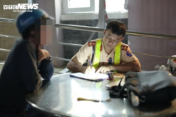 Vi phạm nồng độ cồn, tài xế gọi điện đề nghị bạn nhậu chia tiền nộp phạt-3