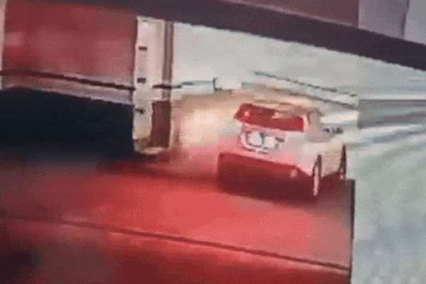 Clip: Taxi cán trúng 15 người trong chợ, dân đập kính xe bắt tài xế-1