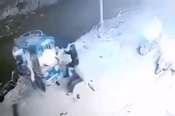 Clip: Xe ba bánh bất ngờ mất kiểm soát, lao thẳng xuống kênh nước