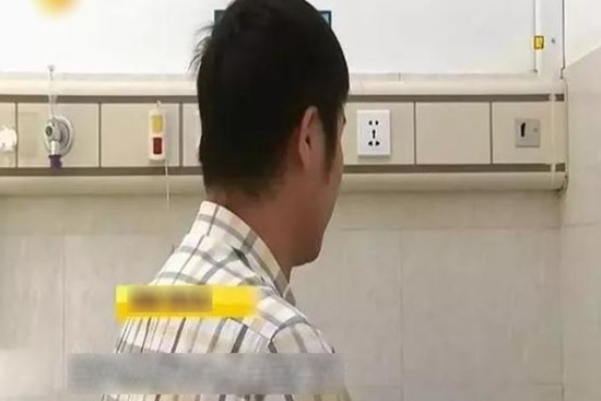 Chàng trai 20 tuổi sốt cao, hạch cổ sưng tấy liên tục 1 tuần sau khi hôn bạn gái