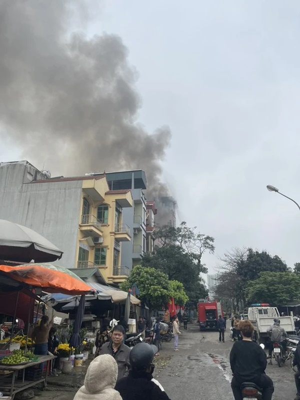 Cháy lớn tại cơ sở dịch vụ tiệc cưới rồi lan sang nhà dân ở phố Yên Sở-2
