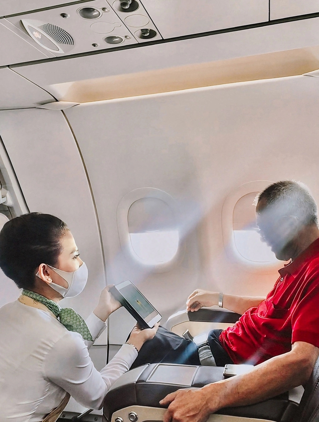 Nữ tiếp viên trưởng phục vụ chính bố ruột trên chuyến bay, từng mong chờ một điều suốt 9 năm-1