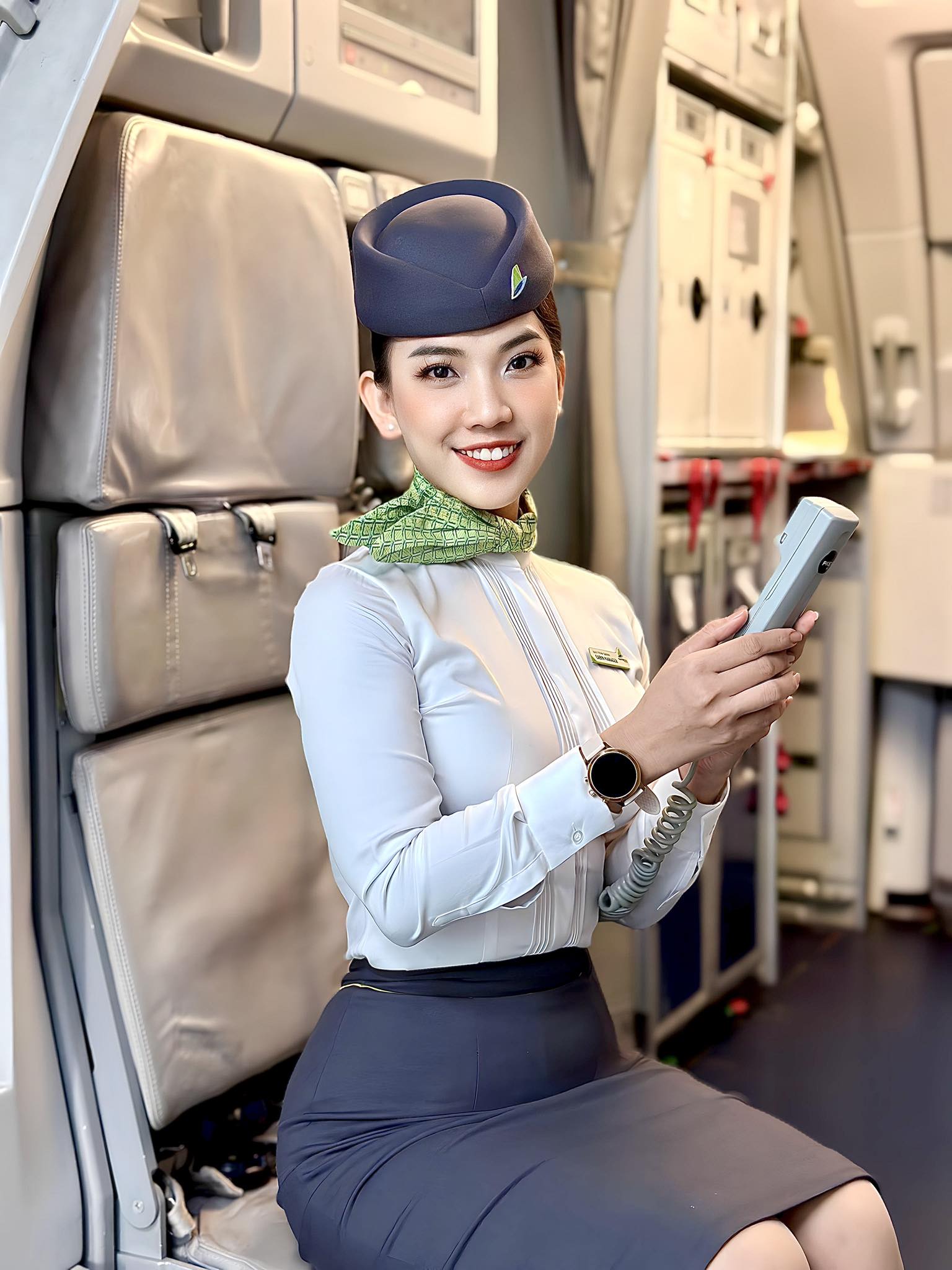 Nữ tiếp viên trưởng phục vụ chính bố ruột trên chuyến bay, từng mong chờ một điều suốt 9 năm-9