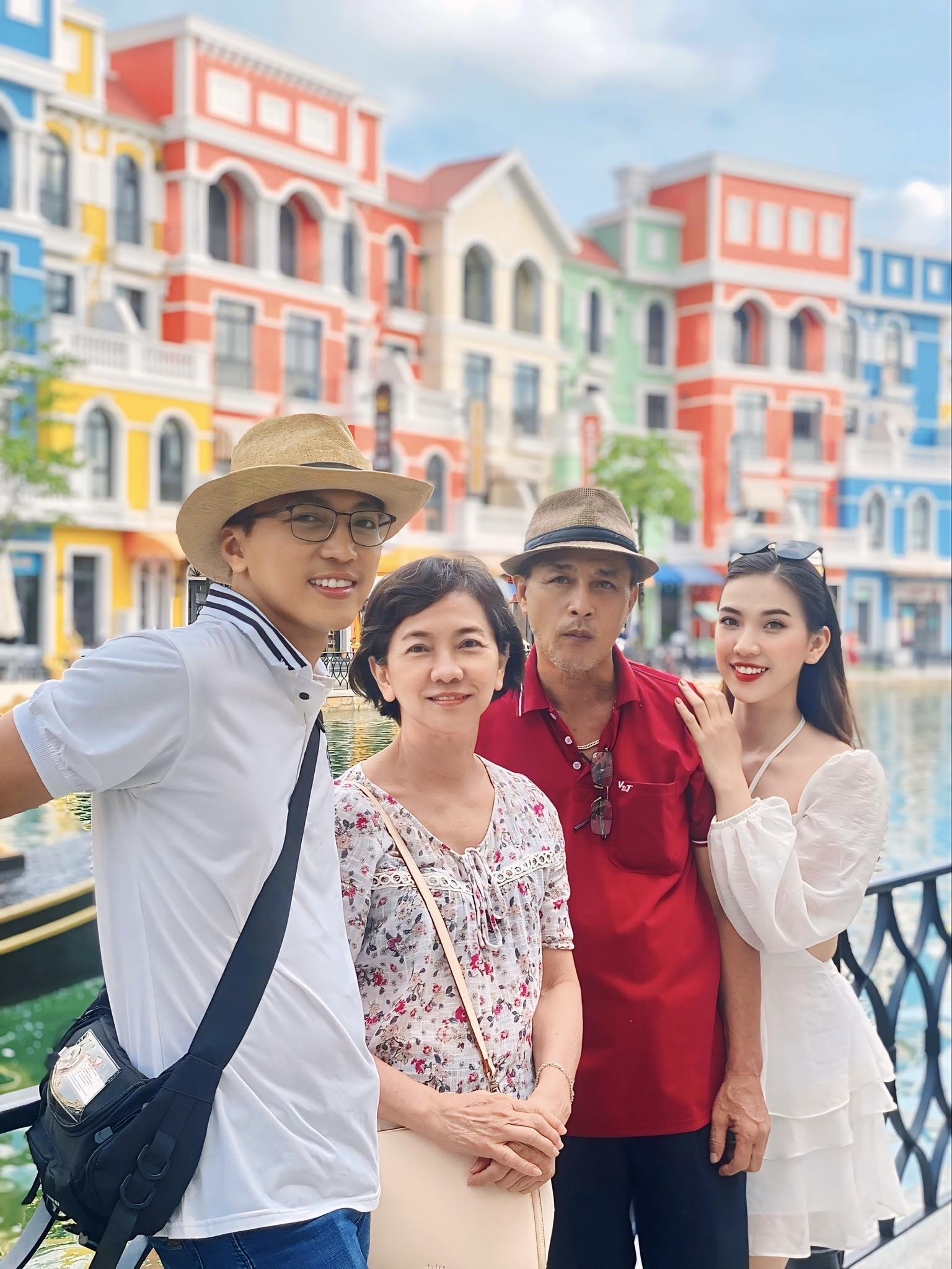 Nữ tiếp viên trưởng phục vụ chính bố ruột trên chuyến bay, từng mong chờ một điều suốt 9 năm-3