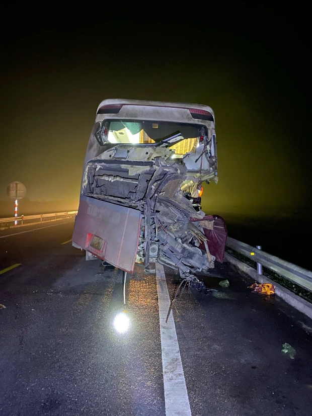 Lại xảy ra tai nạn thảm khốc trên cao tốc Cam Lộ - La Sơn, 2 người chết, nhiều người bị thương-1