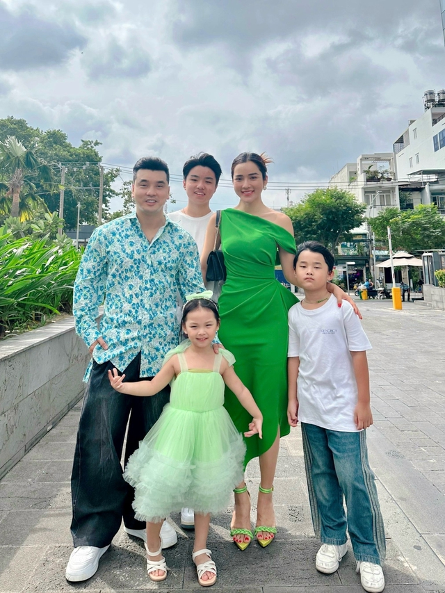 Ưng Hoàng Phúc dắt nhiều cô gái về ra mắt nhưng ba mẹ không nói chuyện, tới Kim Cương thì khác-3