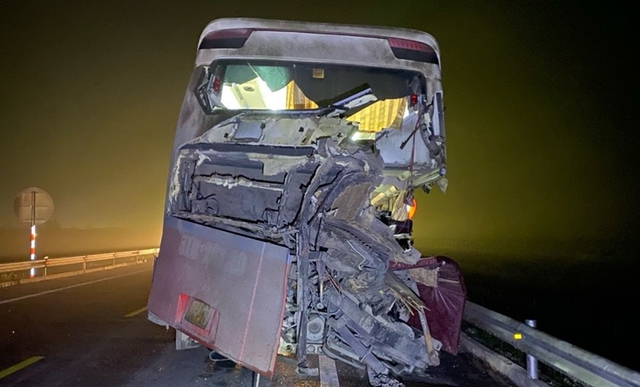 Hiện trường vụ tai nạn trên cao tốc Cam Lộ - La Sơn khiến 2 vợ chồng trẻ tử vong, 9 người bị thương-2
