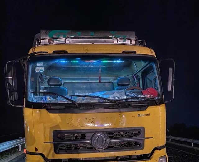 Hiện trường vụ tai nạn trên cao tốc Cam Lộ - La Sơn khiến 2 vợ chồng trẻ tử vong, 9 người bị thương-3