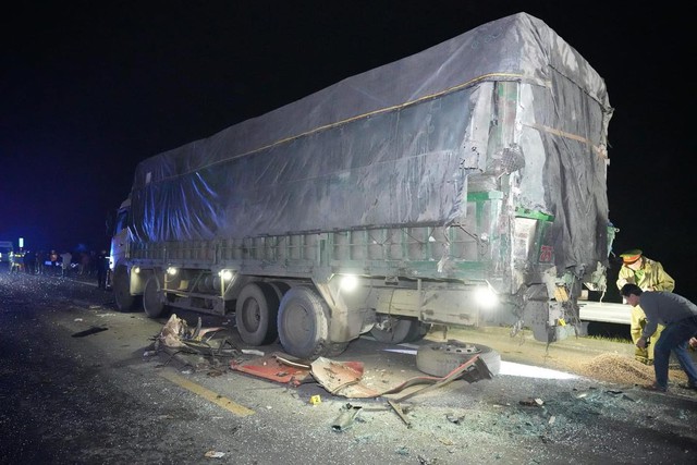 Hiện trường vụ tai nạn trên cao tốc Cam Lộ - La Sơn khiến 2 vợ chồng trẻ tử vong, 9 người bị thương-4