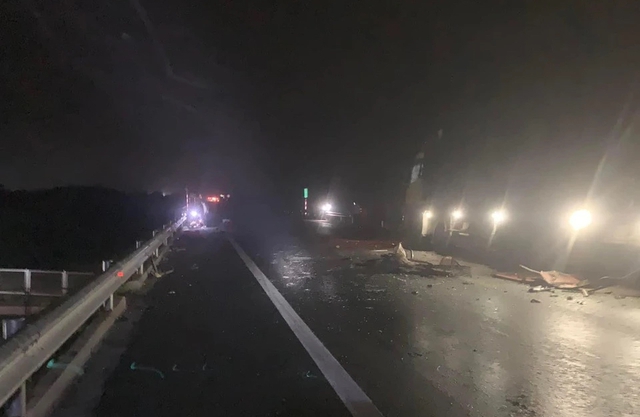 Hiện trường vụ tai nạn trên cao tốc Cam Lộ - La Sơn khiến 2 vợ chồng trẻ tử vong, 9 người bị thương-5