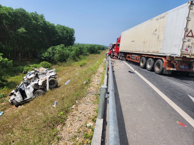 Hiện trường vụ tai nạn trên cao tốc Cam Lộ - La Sơn khiến 2 vợ chồng trẻ tử vong, 9 người bị thương-7
