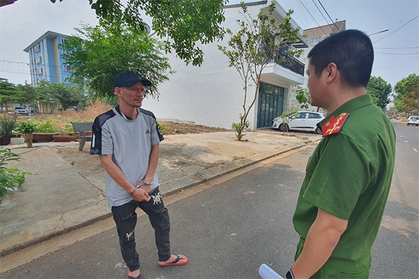 Clip: Va chạm, người đàn ông cởi mũ bảo hiểm đập vỡ kính xe ô tô-1