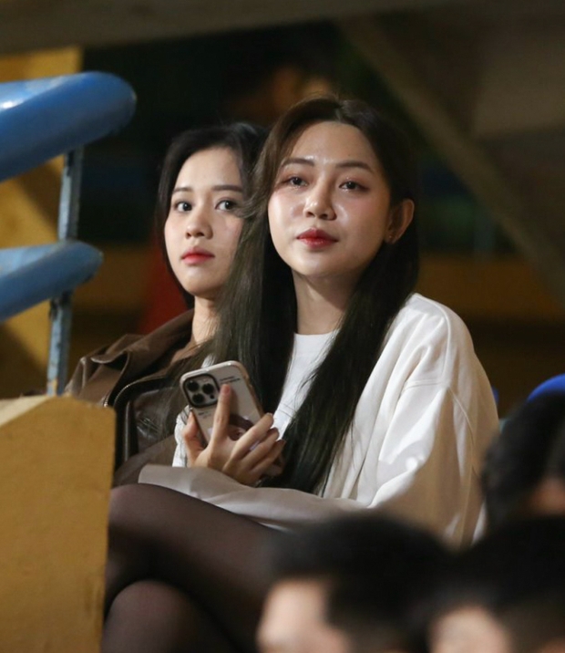 Hiếm hoi xuất hiện trên sân vận động, nhan sắc của bạn gái nam thần bóng đá” Phan Tuấn Tài lập tức gây chú ý-1