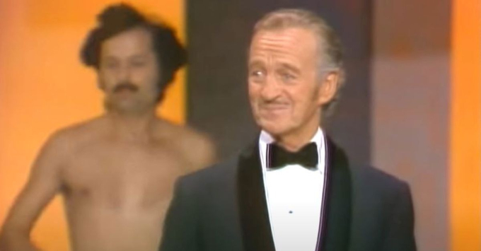 Sao nam gây sốc vì khoả thân trên sân khấu Oscar 2024, bắt chước khoảnh khắc kinh điển 50 năm trước-4