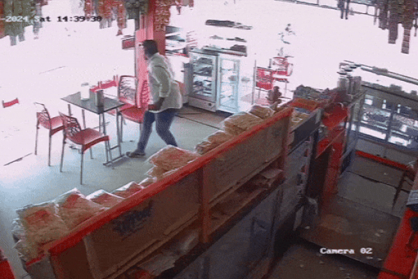 Xe máy không người lái lao vào tiệm bánh suýt tông trúng người đàn ông