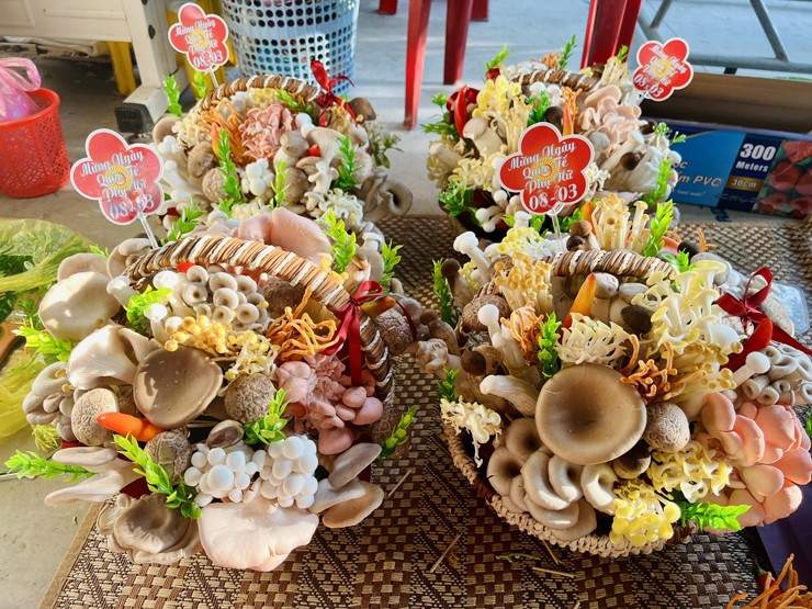 Những bó hoa” lạ giá hàng trăm nghìn, khách xếp hàng đặt trước-2