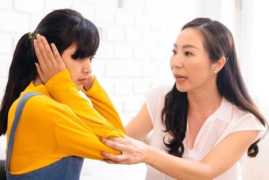 8 cách làm bạn với con tuổi teen nổi loạn